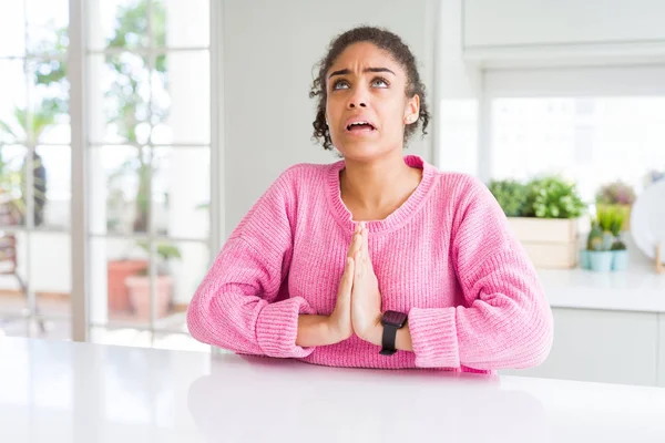 Vacker Afrikansk Amerikansk Kvinna Med Afro Hår Klädd Casual Rosa — Stockfoto