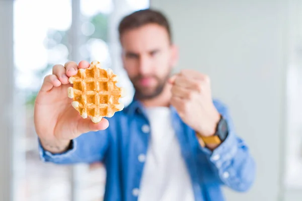 Beau Homme Mangeant Des Crêpes Belges Sucrées Ennuyé Frustré Criant — Photo