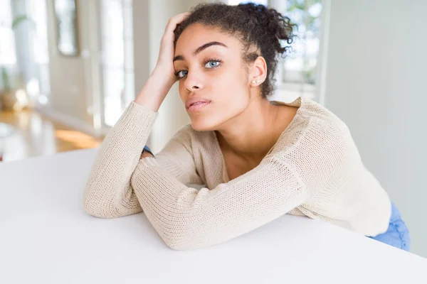 Beautiful Young African American Woman Blue Eyes Relaxing Home Confident — Stock Photo, Image