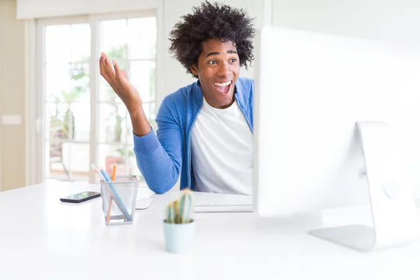 Hombre Afroamericano Trabajando Usando Computadora Muy Feliz Emocionado Expresión Ganadora — Foto de Stock