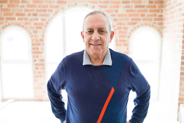 Bonito homem de meia idade sênior sorrindo alegre, feliz e possua — Fotografia de Stock