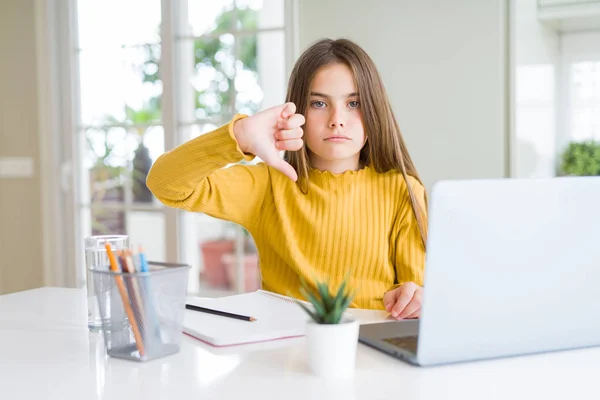 Belle Jeune Fille Étudiant Pour École Aide Ordinateur Portable Avec — Photo