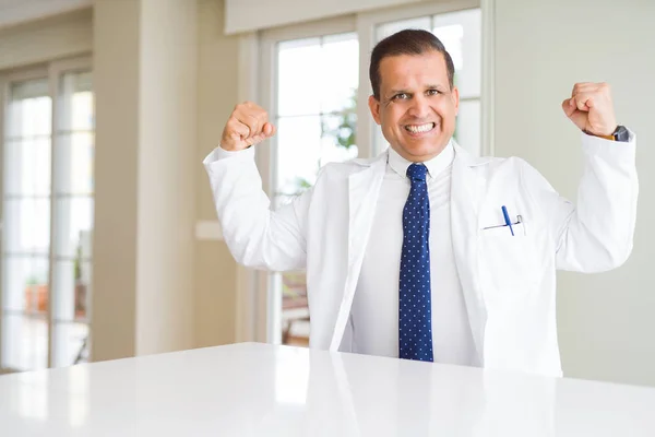 Dokter Usia Pertengahan Memakai Mantel Medis Klinik Yang Menunjukkan Otot — Stok Foto