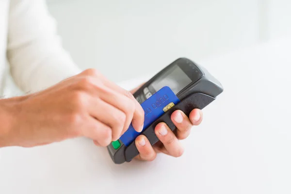 Close-up van man hands Holding Point of sale terminal, dataphone — Stockfoto