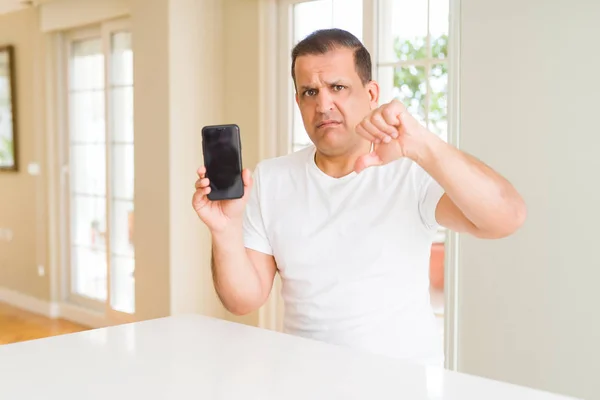 Hombre Mediana Edad Mostrando Pantalla Del Teléfono Inteligente Con Cara — Foto de Stock