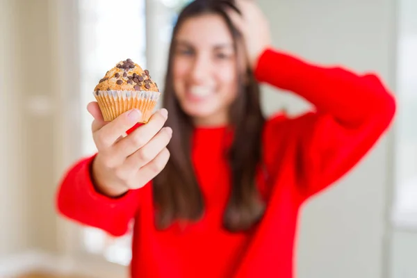 Bella Giovane Donna Che Mangia Gocce Cioccolato Muffin Stressato Con — Foto Stock