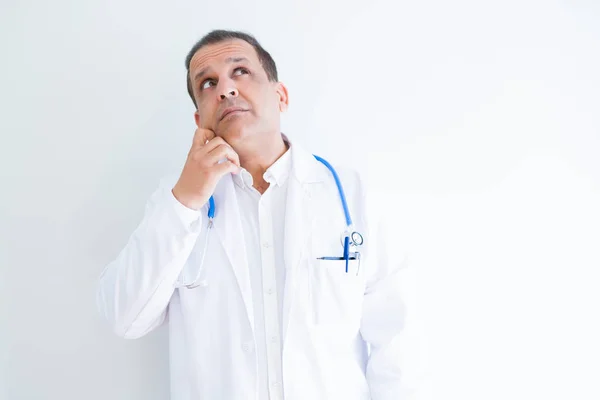 Medelåldern Doctor Man Bär Stetoskop Och Medicinsk Päls Över Vit — Stockfoto