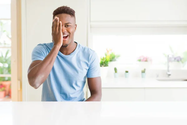 Knappe Afro Amerikaanse Man Draagt Casual Shirt Thuis Bedekt Een — Stockfoto