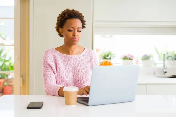 Mujer Afroamericana Joven Que Trabaja Usando Computadora Portátil Con Expresión — Foto de Stock