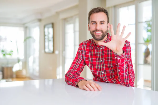 Bell Uomo Che Indossa Camicia Colorata Mostrando Indicando Con Dita — Foto Stock