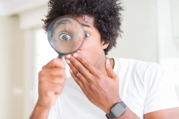 Hombre Afroamericano Mirando Través Lupa Tapar Boca Con Mano Conmocionado — Foto de Stock