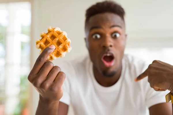 Sürpriz Yüz Kendini Parmak Işaret Ile Tatlı Belçika Waffle Yeme — Stok fotoğraf