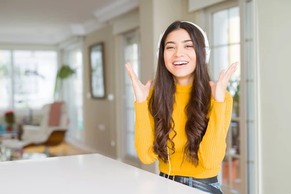 Jonge Vrouw Met Koptelefoon Luisterend Naar Muziek Die Gek Gek — Stockfoto