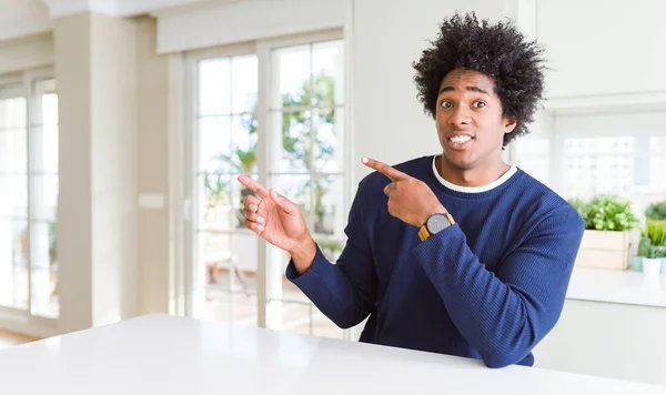 Jeune Homme Afro Américain Portant Pull Décontracté Assis Maison Pointant — Photo