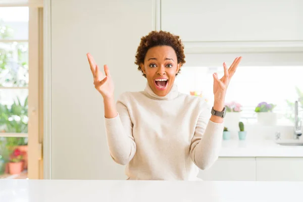 Jonge Mooie Afrikaanse Amerikaanse Vrouw Thuis Vieren Van Gek Verbaasd — Stockfoto