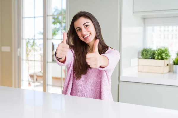 Vacker Ung Kvinna Klädd Rosa Tröja Godkänna Gör Positiv Gest — Stockfoto