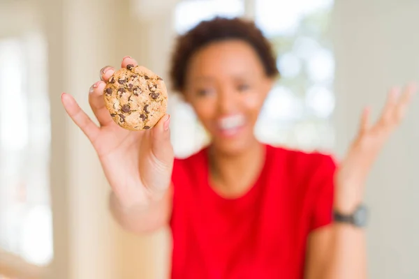 Junge Afrikanisch Amerikanische Frau Isst Schokoladenkekse Sehr Glücklich Und Aufgeregt — Stockfoto