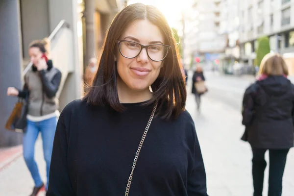 Belle Jeune Femme Brune Souriante Excitée Marchant Dans Les Rues — Photo