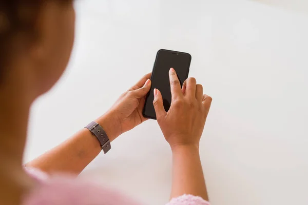 Крупним планом жінка використовує порожній екран смартфона — стокове фото