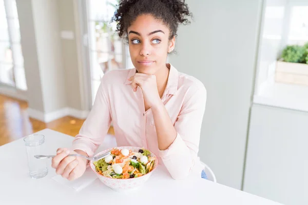 Giovane Donna Afroamericana Mangiare Insalata Pasta Sana Faccia Seria Pensando — Foto Stock