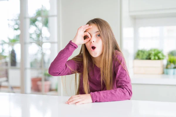 Hermosa Niña Mesa Blanca Haciendo Gesto Impactado Con Cara Sorprendida — Foto de Stock