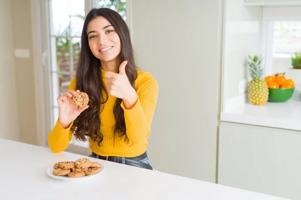 Jovem Mulher Comendo Biscoitos Chocolate Casa Feliz Com Grande Sorriso — Fotografia de Stock