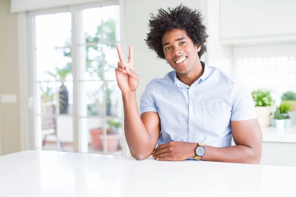 Homme Affaires Afro Américain Souriant Avec Visage Heureux Clignant Caméra — Photo