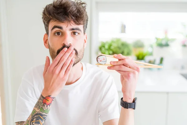 Joven Comiendo Sushi Asiático Usando Palillos Cubren Boca Con Mano — Foto de Stock