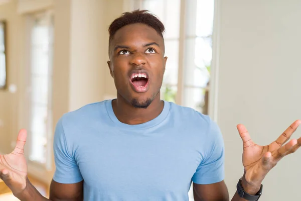 Schöner Afrikanisch Amerikanischer Mann Lässigem Shirt Verrückt Und Verrückt Schreiend — Stockfoto