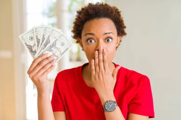 Giovane Donna Afroamericana Possesso Banconote Venti Dollari Coprire Bocca Con — Foto Stock