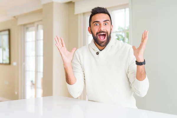 Bello Ispanico Uomo Indossa Casual Maglione Bianco Casa Celebrando Pazzo — Foto Stock