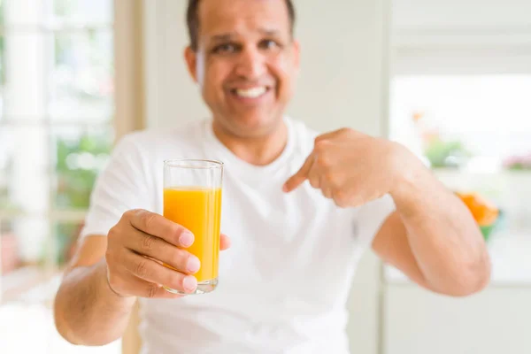 Mann Mittleren Alters Trinkt Hause Ein Glas Orangensaft Mit Überraschendem — Stockfoto
