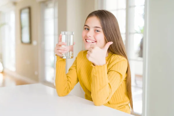 Vacker Ung Flicka Unge Dricker Ett Färskt Glas Vatten Nöjd — Stockfoto