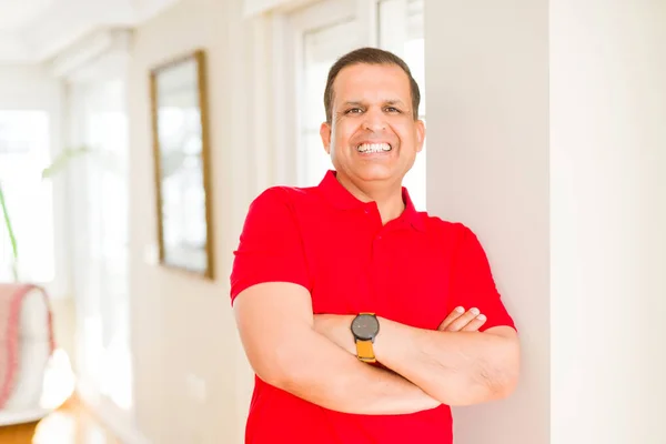 Hombre de mediana edad sonriendo confiado a la cámara en casa — Foto de Stock