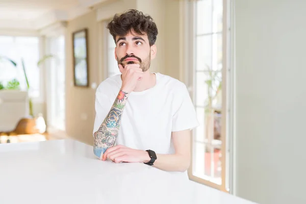 Hombre Joven Con Camiseta Casual Sentado Mesa Blanca Con Mano — Foto de Stock