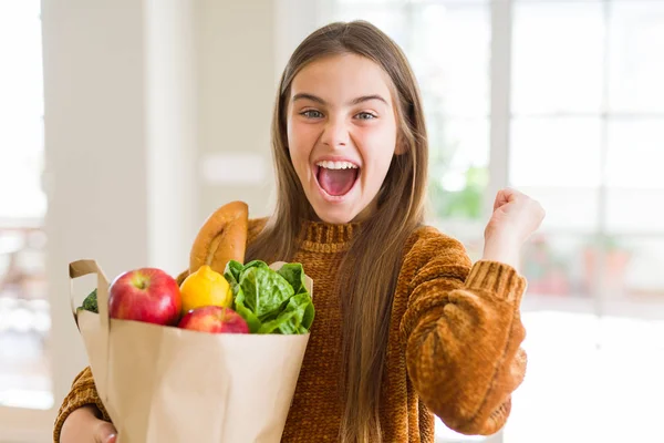 Hermosa Joven Sosteniendo Bolsa Papel Comestibles Frescos Gritando Orgulloso Celebrando — Foto de Stock