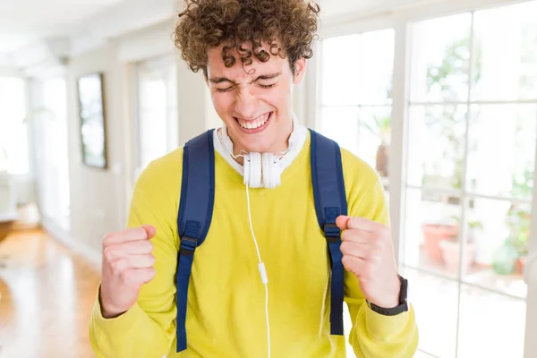 Giovane Studente Che Indossa Cuffie Zaino Eccitato Successo Con Braccia — Foto Stock