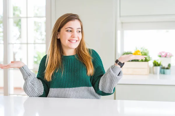 Jeune Belle Femme Taille Portant Pull Rayé Décontracté Souriant Montrant — Photo