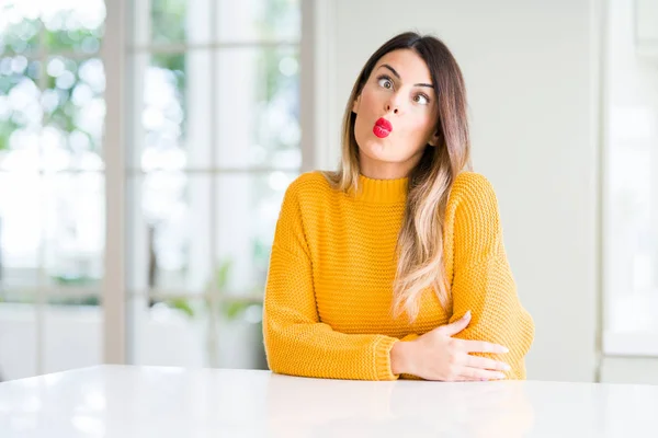 Mooie Jongedame Winter Trui Dragen Thuis Maken Vis Gezicht Met — Stockfoto