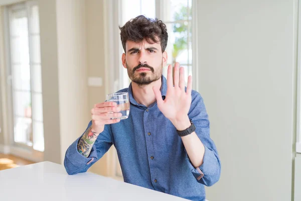 Joven Bebiendo Vaso Agua Fresca Con Mano Abierta Haciendo Stop — Foto de Stock