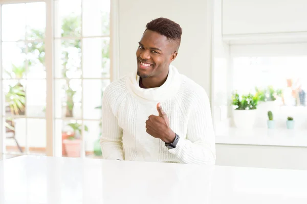 Афро Американських Красенем Білий Таблиці Робити Щасливим Великі Пальці Вгору — стокове фото
