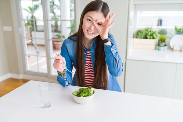 Schöne Asiatische Frau Essen Grünen Frischen Brokkoli Mit Glücklichem Gesicht — Stockfoto