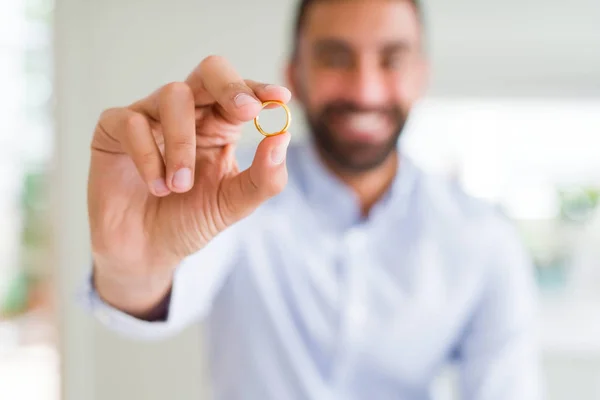 Bello uomo sorridente e mostrando anello alleanza nuziale — Foto Stock