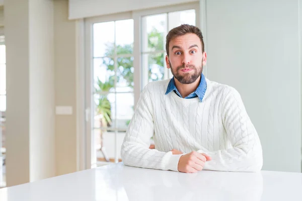 Hombre Guapo Con Suéter Casual Hinchando Mejillas Con Cara Graciosa —  Fotos de Stock