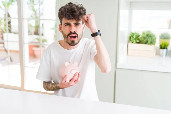 Jovem Segurando Banco Porquinho Como Investimento Seguros Irritado Frustrado Gritando — Fotografia de Stock