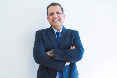 Orta yaş iş adamı kameraya gülümseyen 