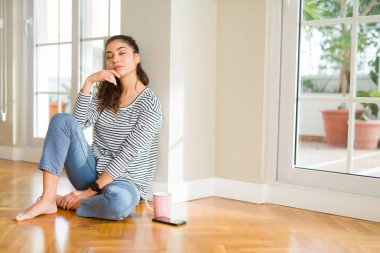 Güzel genç kadın emin ve düşünce olumlu gülümseyen si