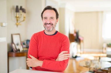 Ev mutlu yüz ile gülümseyen yakışıklı orta yaş adama silah kameraya bakarak geçti. Olumlu bir kişi.