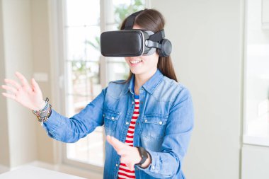 Sanal gerçeklik gözlük gülümseyen ve co giyen genç Asyalı kadın