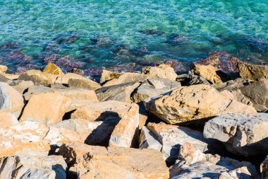 İnanılmaz güzel mavi okyanus ve güneşli bir günde, doğal açık peyzaj plajda kayalar